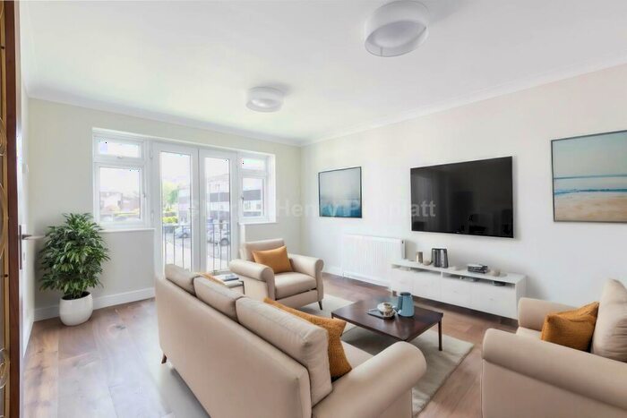 2 Bedroom Apartment To Rent In Franklin Close, Whetstone, N20