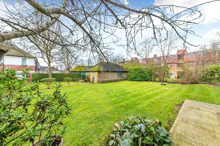 2 Bedroom Flat To Rent In Denison Close, London, N2