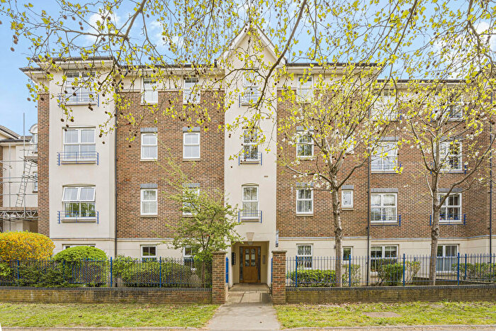 2 Bedroom Apartment For Sale In Skerne Walk, Kingston Upon Thames, KT2