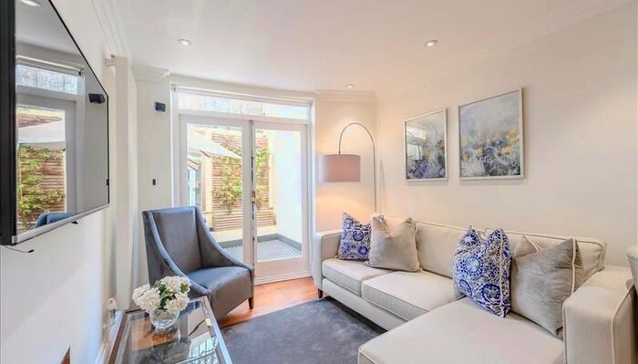 1 Bedroom Flat To Rent In Kensington Gardens Square, Bayswater, W2