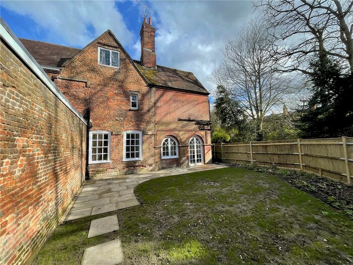 1 Bedroom Flat To Rent In The Close, Winchester, SO23