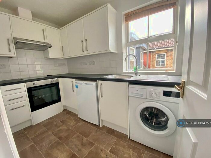 2 Bedroom Flat To Rent In Woods Road, Peckham, SE15