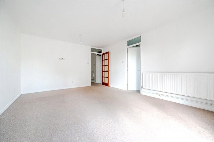 2 Bedroom Flat To Rent In Springfield Close, North Finchley, London, N12