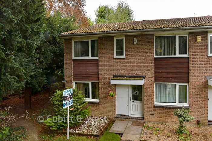 3 Bedroom End Of Terrace House For Sale In Pixton Way, Forestdale, Croydon, Surrey, CR0