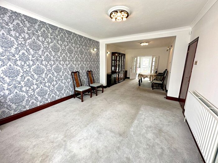 5 Bedroom Semi-Detached House To Rent In Gledwood Gardens, Hayes, UB4