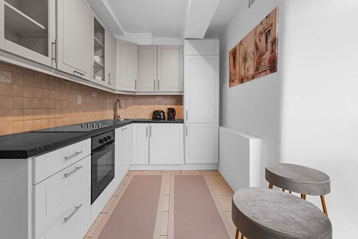 2 Bedroom Flat To Rent In The Lodge, Kensington Park Gardens, London, W11