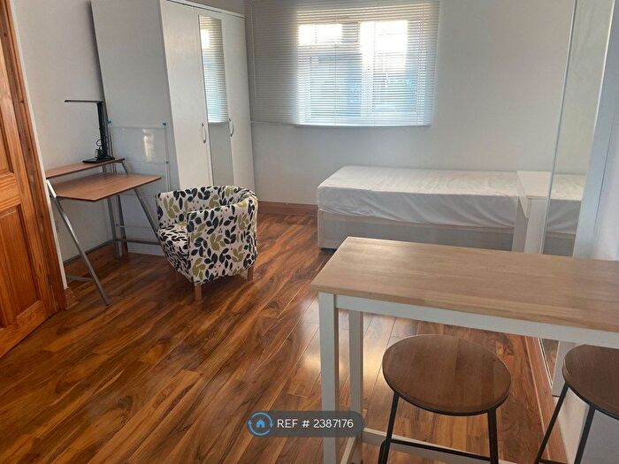 Studio To Rent In Hoylake Road, London, W3