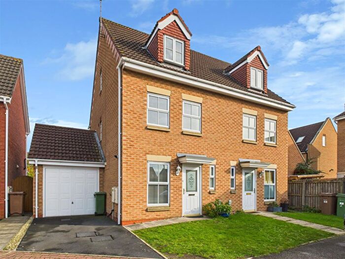 3 Bedroom Semi-Detached House For Sale In Lilac Road, Brough, HU15