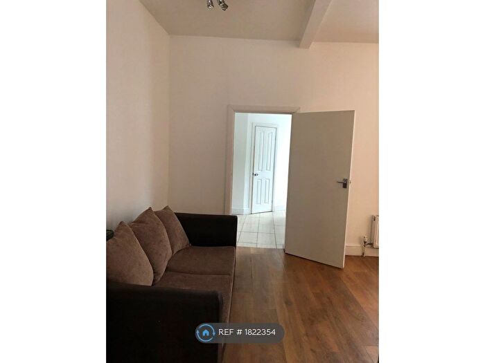 2 Bedroom Flat To Rent In Bush Road, London, SE8