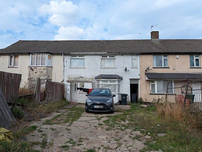 3 Bedroom Semi-Detached House For Sale In Farway, Bradford, BD4