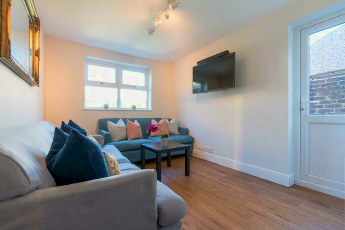 6 Bedroom Terraced House To Rent In Heyward Road, Portsmouth, PO4