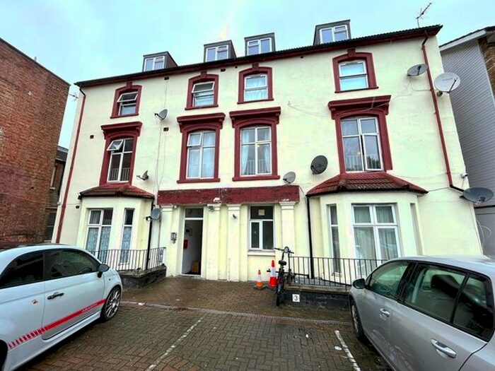 3 Bedroom Flat To Rent In High Street, Colliers Wood, London, SW19