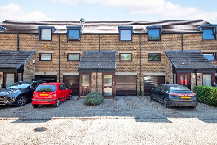 2 Bedroom Maisonette For Sale In Bazes Shaw, New Ash Green, DA3