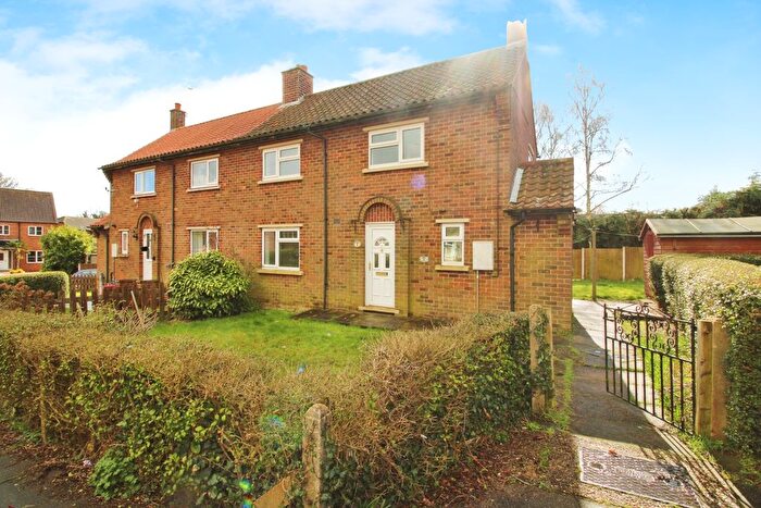 2 Bedroom Semi-detached House For Sale In Glanford Grove, Barrow-Upon-Humber, DN19