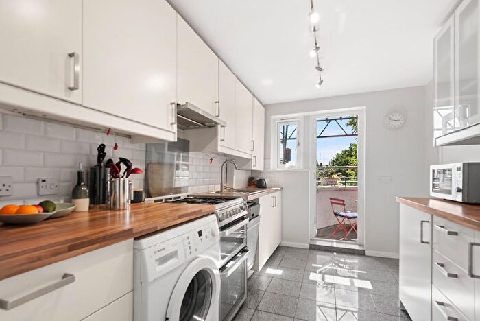 2 Bedroom Flat To Rent In Canonbury Crescent, Canonbury, N1