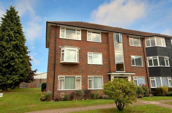 2 Bedroom Flat To Rent In Hurst Court, Horsham, West Sussex, RH12