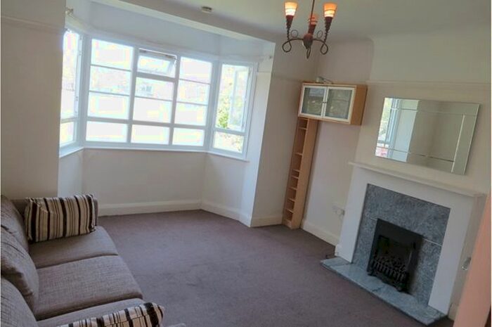 2 Bedroom Flat To Rent In Burntwood Court, Burntwood Lane, Earlsfield, London, SW17