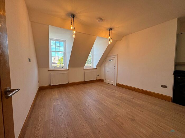 1 Bedroom Flat To Rent In High Street, Bushey, WD23