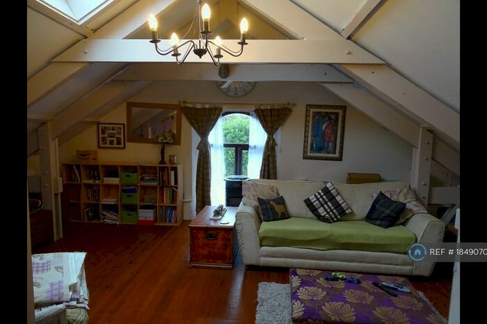 3 Bedroom Semi-Detached House To Rent In The Square, Callington, PL17