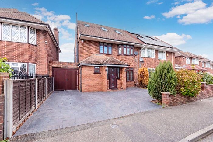 5 Bedroom Semi-Detached House For Sale In Upton Court Road, Langley, SL3