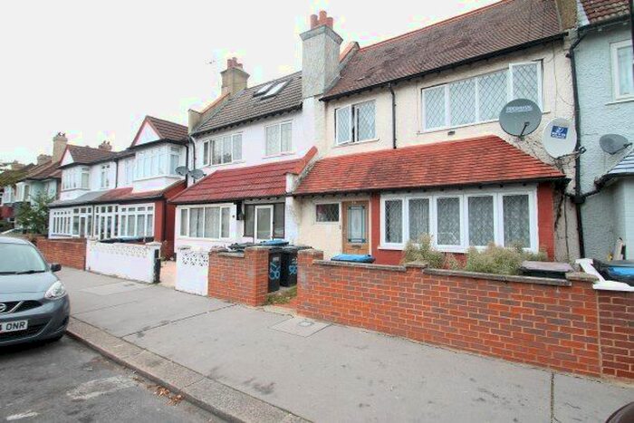 2 Bedroom Flat To Rent In Semley Road, London, SW16