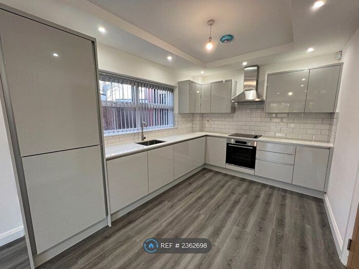 2 Bedroom Flat To Rent In Clothorn Road, Manchester, M20