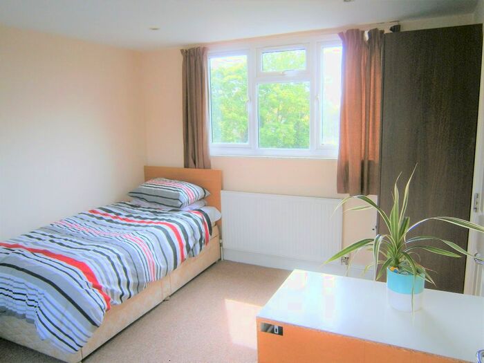 Studio To Rent In Nd Floor Studio, Wadham Gardens, Greenford, UB6