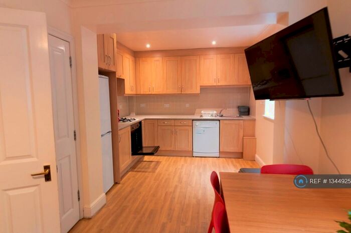 6 Bedroom End Of Terrace House To Rent In Cabell Road, Guildford, GU2