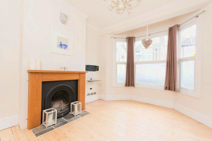 2 Bedroom Flat To Rent In Windsor Road, Willesden Green, London, NW2