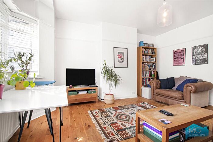 2 Bedroom Apartment For Sale In The Lindens, Friern Park, London, N12