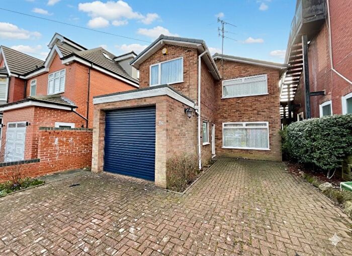 4 Bedroom Detached House For Sale In Lansdowne Road, Luton, Bedfordshire, LU3