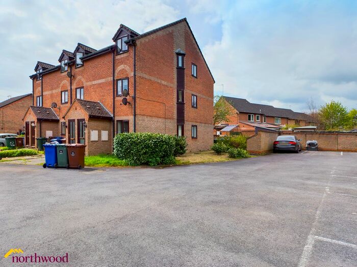 2 Bedroom Maisonette To Rent In Dean Close, Banbury, OX16