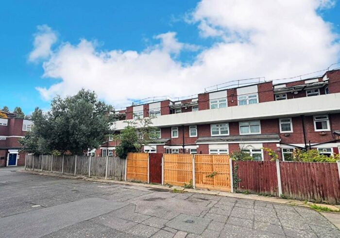 2 Bedroom Flat For Sale In Flat Farnham Court, Holmleigh Road Estate, Stamford Hill, London, N16