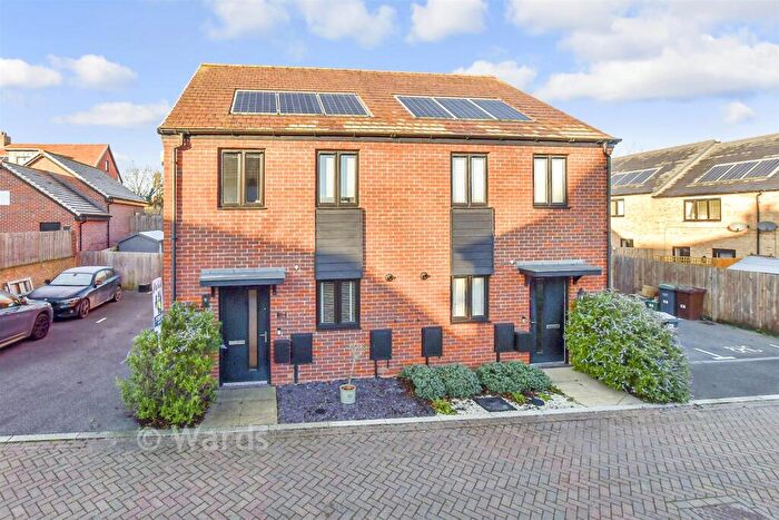 2 Bedroom Semi Detached House For Sale In Rose Avenue, Leybourne, West Malling, Kent, ME19