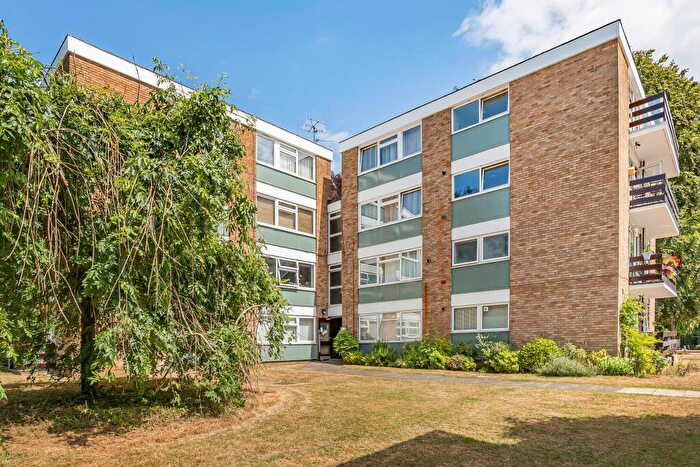 2 Bedroom Flat For Sale In Abbots Park, St Albans, AL1