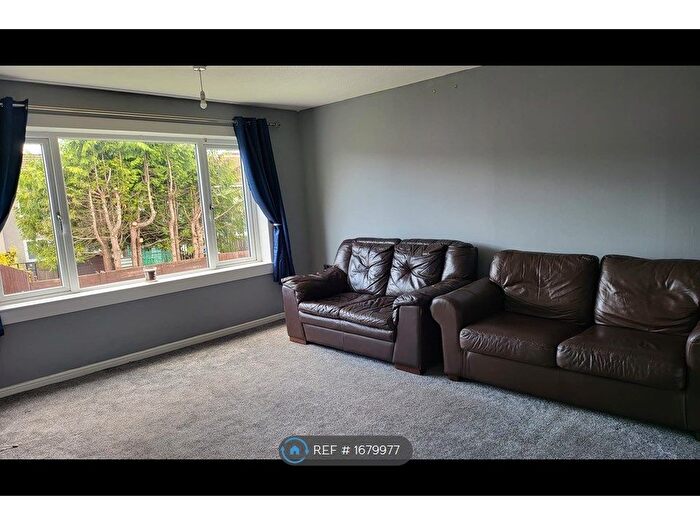 3 Bedroom Flat To Rent In Montgomery Avenue, Paisley, PA3