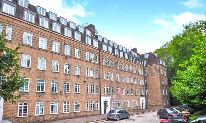 3 Bedroom Flat To Rent In Waverley Grove, London, N3
