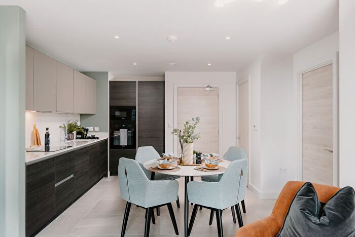 2 Bedroom Flat To Rent In Rochdale Road, Manchester, M4