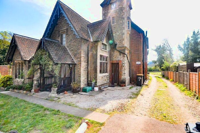 2 Bedroom Flat To Rent In Bromham Road, Bedford, MK40