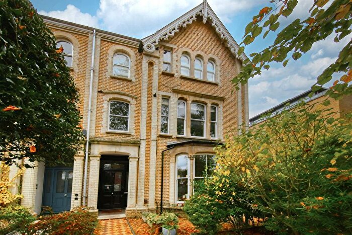 2 Bedroom Flat For Sale In Cromwell Road, Teddington, TW11