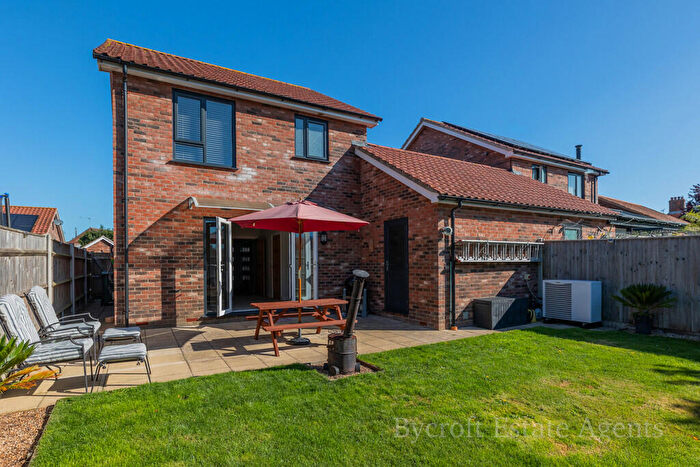 3 Bedroom Link Detached House For Sale In Bridle Close, Hemsby, NR29