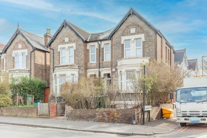 2 Bedroom Flat For Sale In Greyhound Lane, Streatham Common, London, SW16