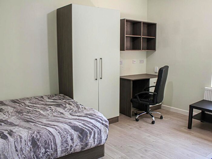 Apartment To Rent In Apt, Brudenell Road #, LS6