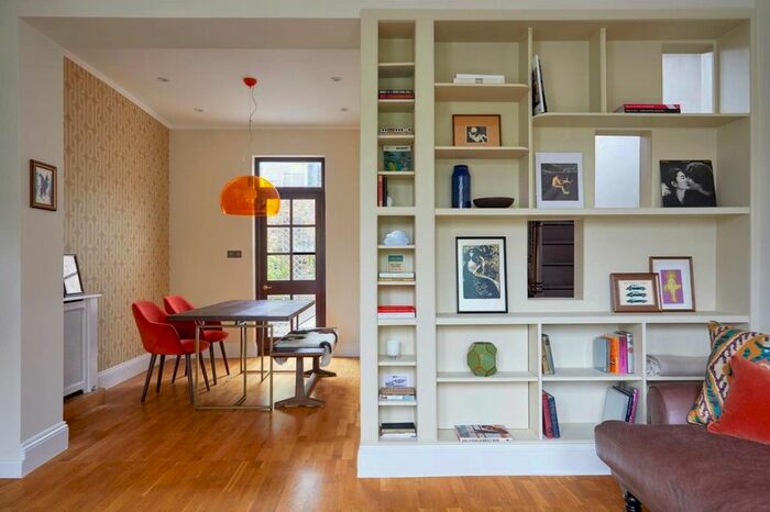 2 Bedroom Flat To Rent In Portobello Road, London, W11