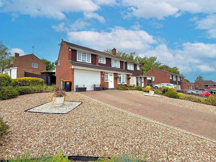 5 Bedroom Semi-detached House For Sale In Canesworde Road, Dunstable, LU6