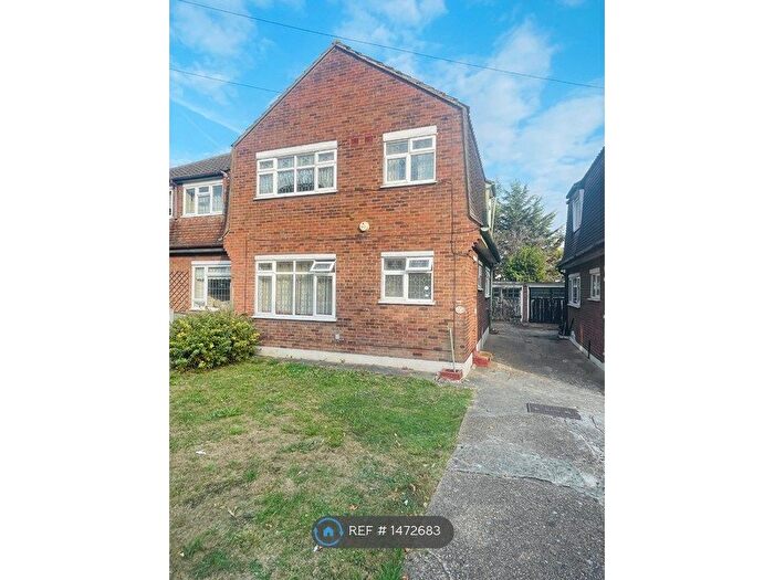 3 Bedroom Semi-Detached House To Rent In Fairoak Gardens, Romford, RM1