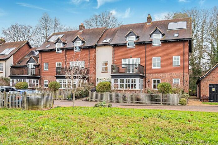2 Bedroom Apartment For Sale In Merritts Meadow, Petersfield, Hampshire, GU31