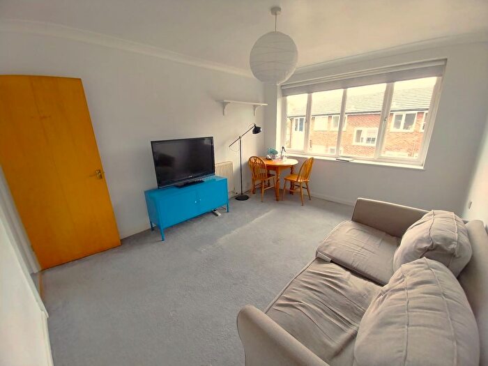 2 Bedroom Flat To Rent In Silkdale Close, Oxford, OX4