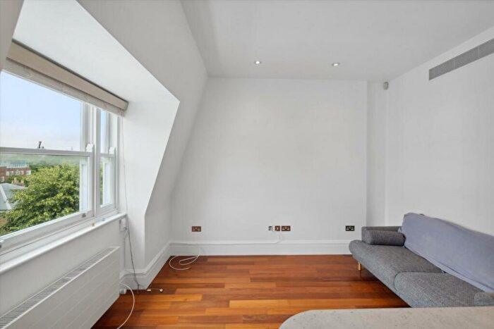 1 Bedroom Flat To Rent In Campden Hill Gardens, London, W8