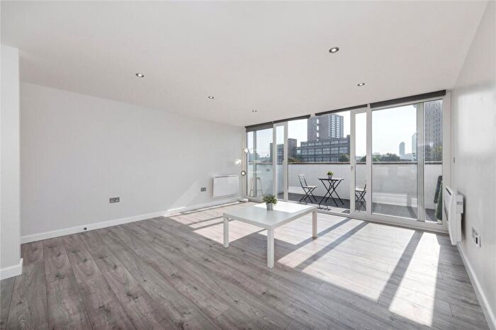 3 Bedroom Flat To Rent In Waterloo House, Byron Street, E14